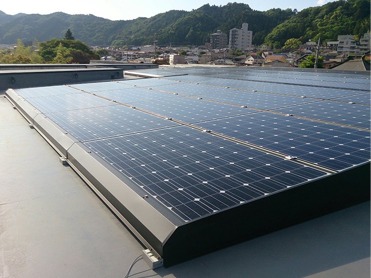青梅市立美術館様の陸屋根に設置した低重心架台